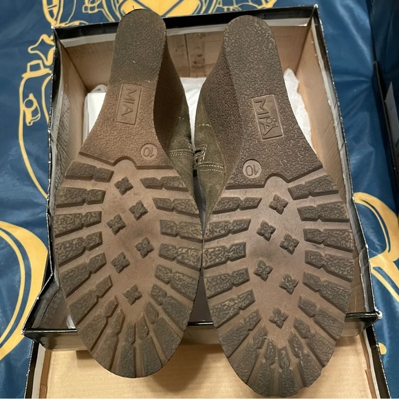 MIA Brisk Olive Suede Wedge Bootie 10M, Rubber sole. Comfortable casual bootie! - Picture 9 of 9